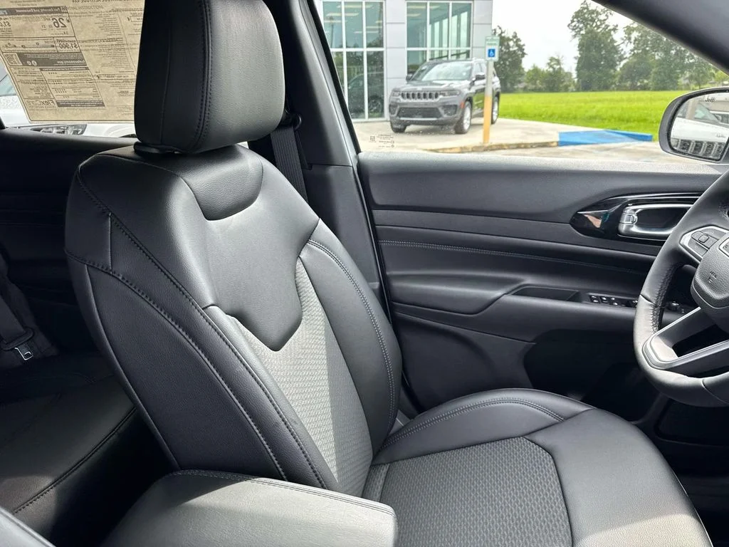 New 2026 White Jeep Latitude image 29
