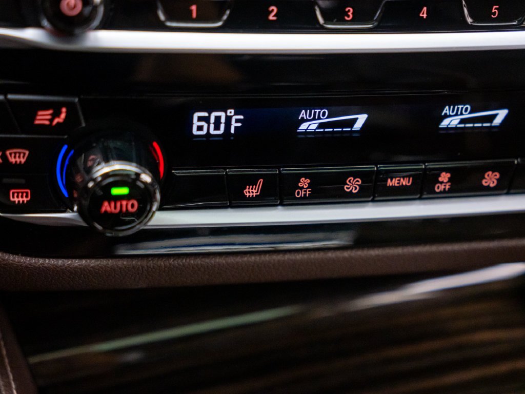 Used 2018 Carbon Black Metallic BMW M550i xDrive image 22