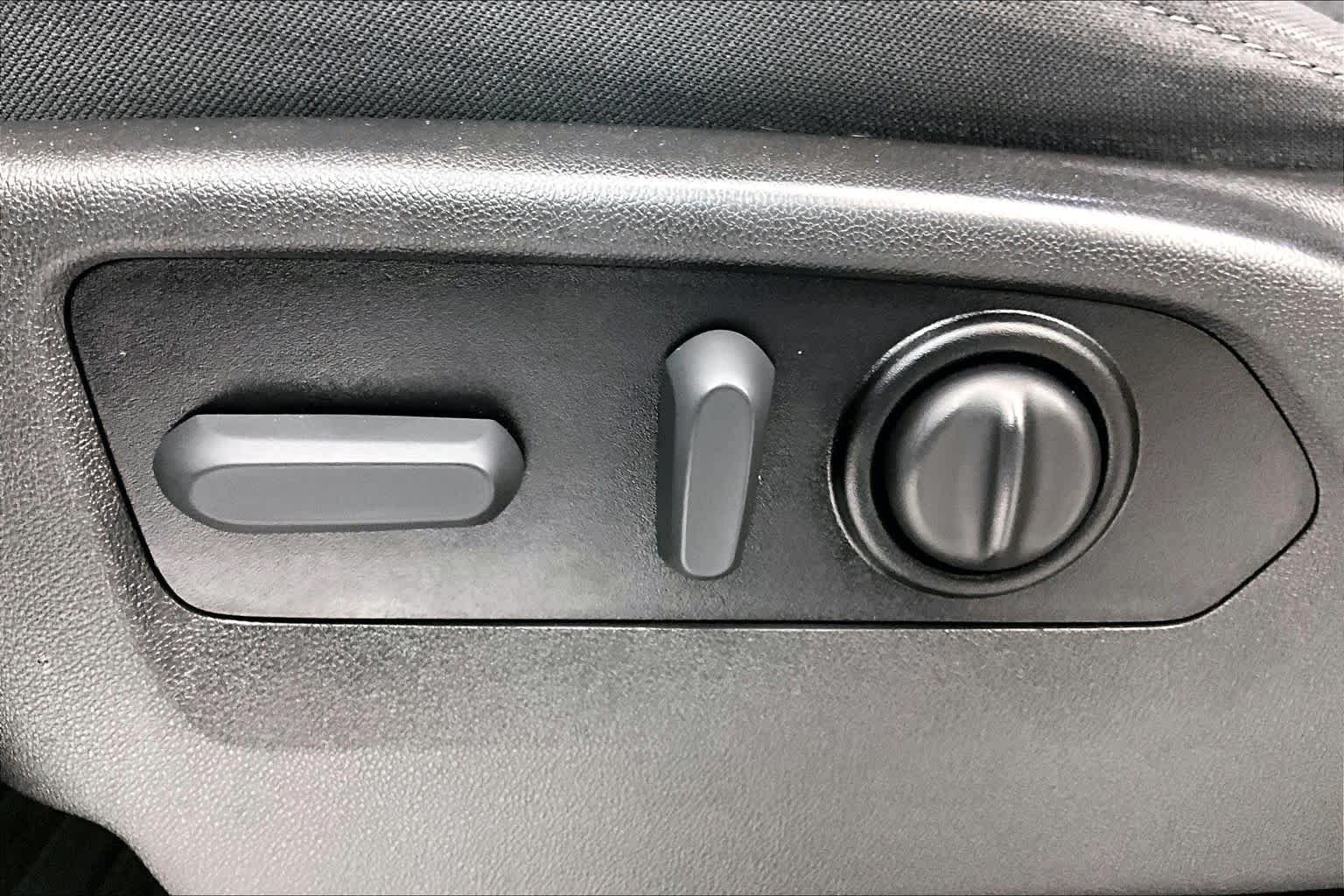 Used 2021 SUMMIT WHITE GMC Elevation image 32