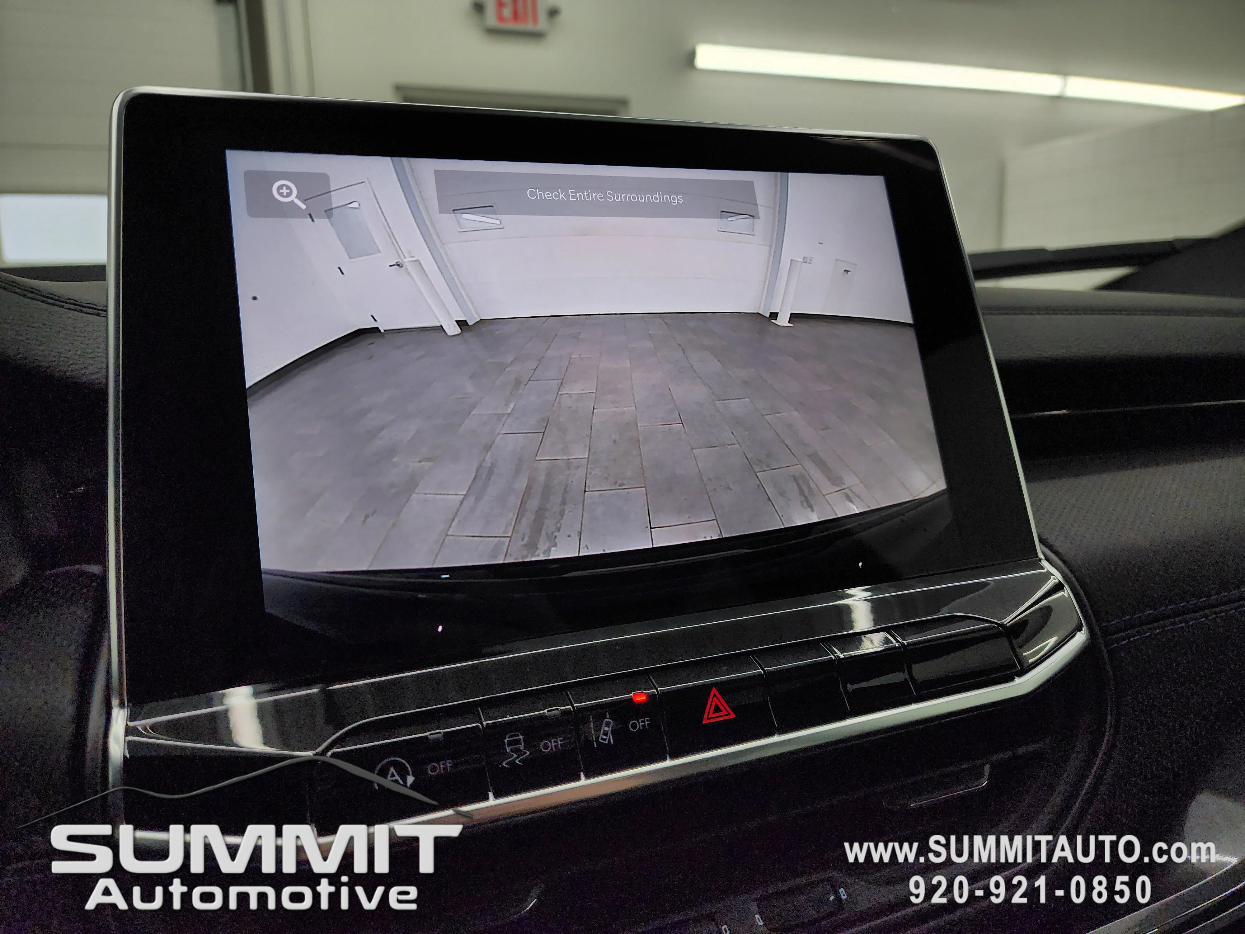 New 2026 Diamond Black Crystal Pearl-Coat Exterior Paint Jeep Latitude image 16