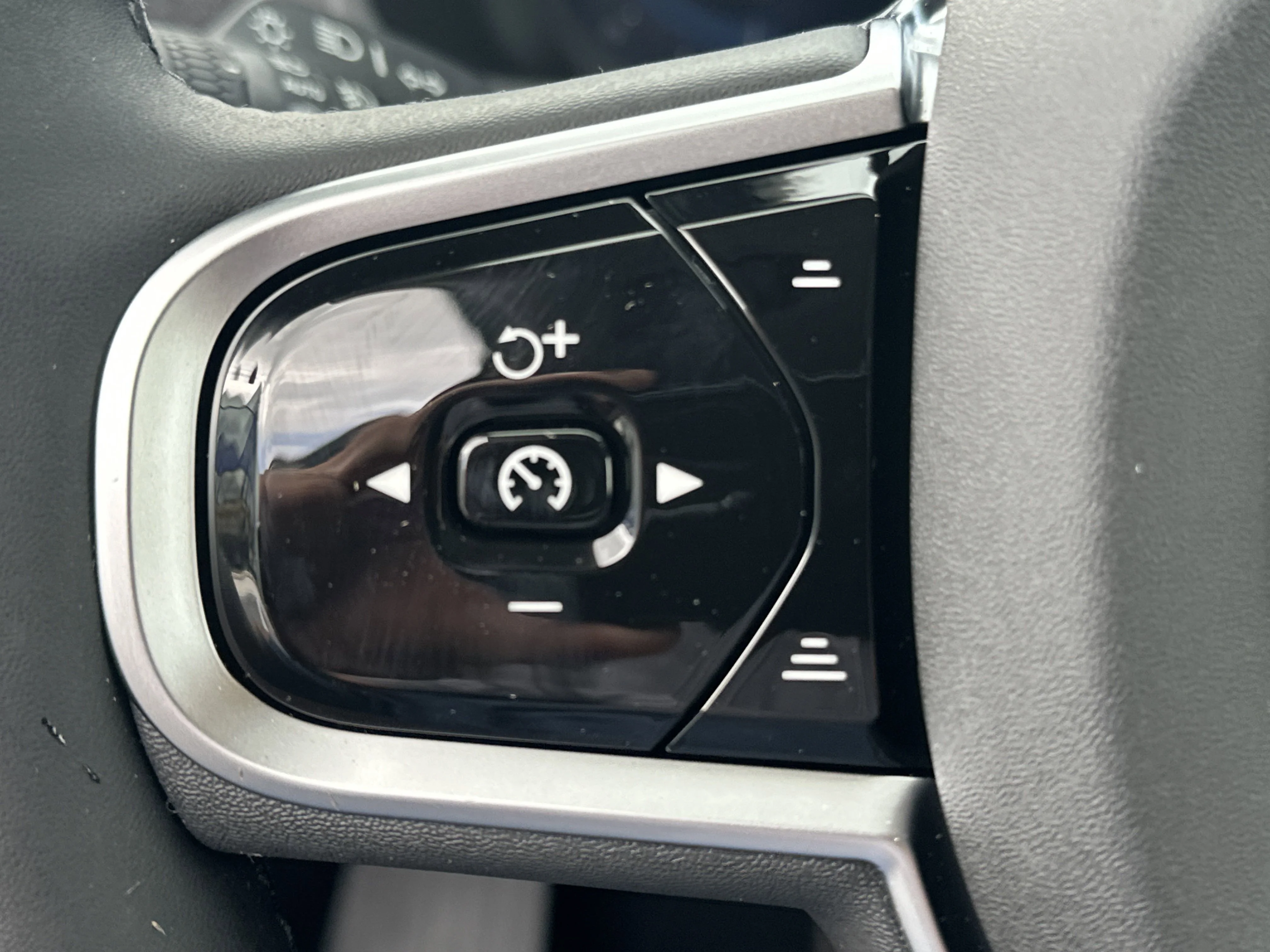 2025 Volvo XC90 Plus - Photo 18
