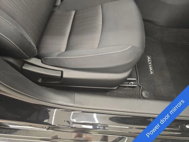 Used 2025 Super Black Clearcoat Nissan 2.5 SV image 10