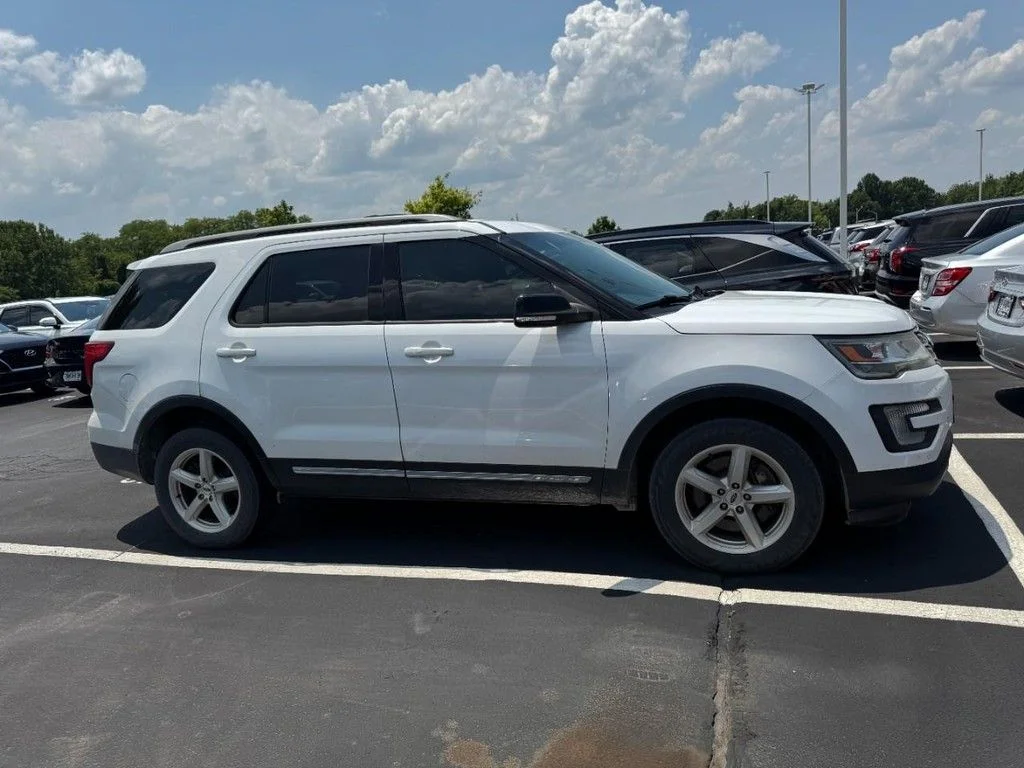 Used 2017 White Ford XLT image 2