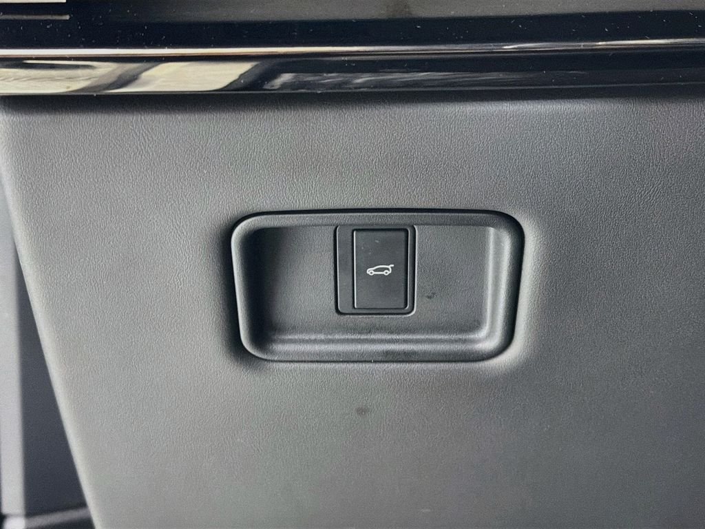Certified Used 2023 Charente Grey Premium Metallic Land Rover SE image 10