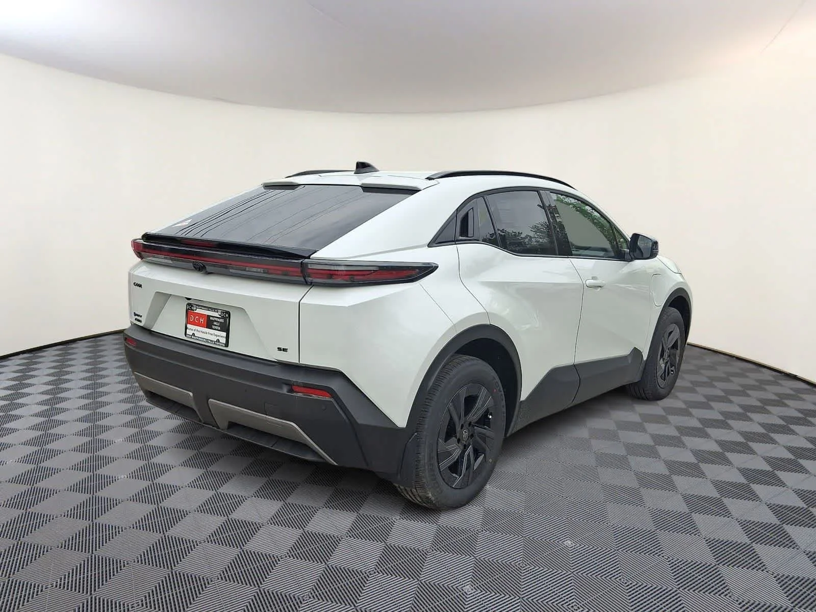 New 2026 Wind Chill Pearl <sup>1</sup> Toyota  SE image 4