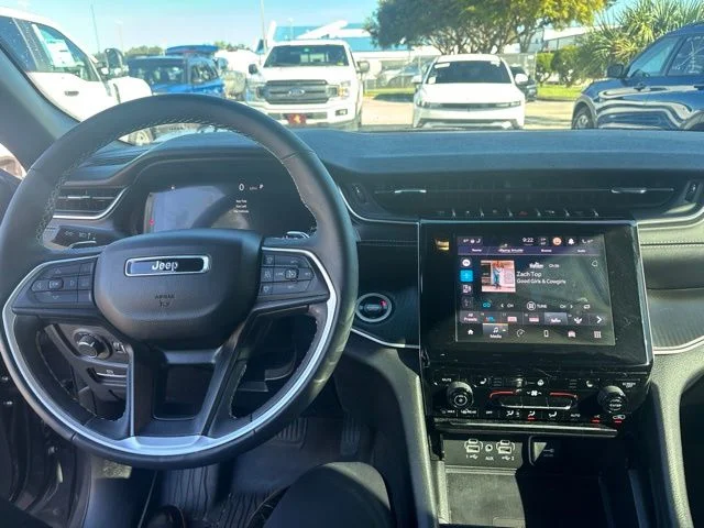 Used 2024 Gray Jeep Altitude image 11
