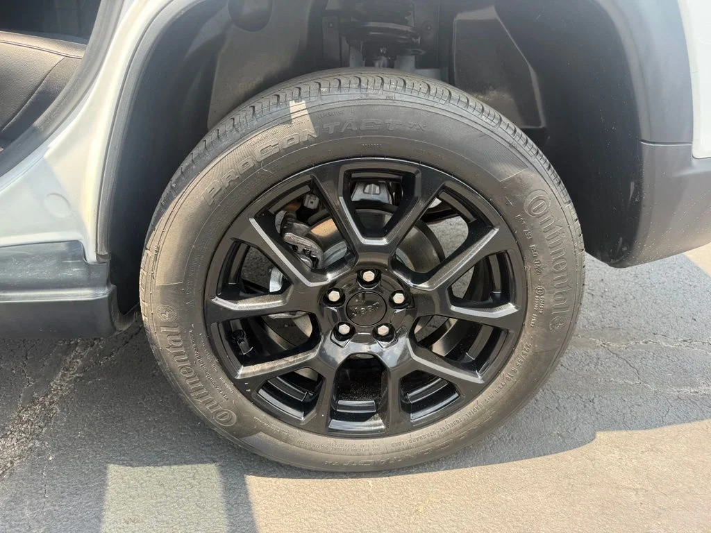 Used 2022 White Jeep Latitude image 33