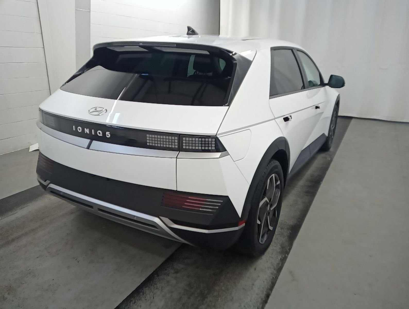 Used 2024 White Hyundai SEL image 4