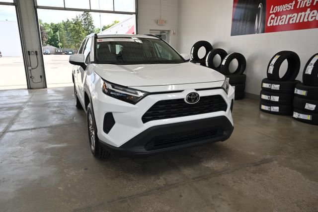 Used 2022 White Toyota XLE image 3