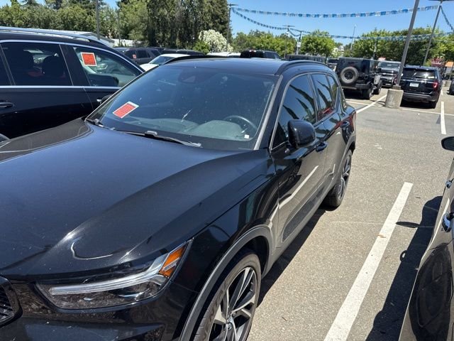 Used 2019 Black Volvo R-Design image 2
