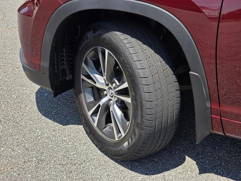 Used 2016  Toyota XLE V6 image 27