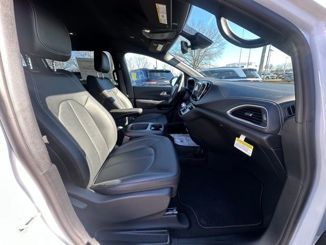 2026 Chrysler Pacifica Select - Photo 28