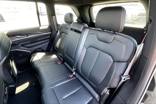 New 2026 Diamond Black Crystal Pearl-Coat Exterior Paint Jeep Limited image 10