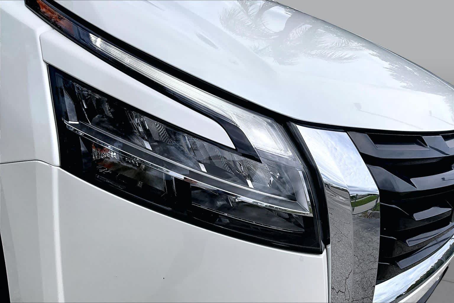 Used 2022 Pearl White Tricoat Nissan Platinum image 28