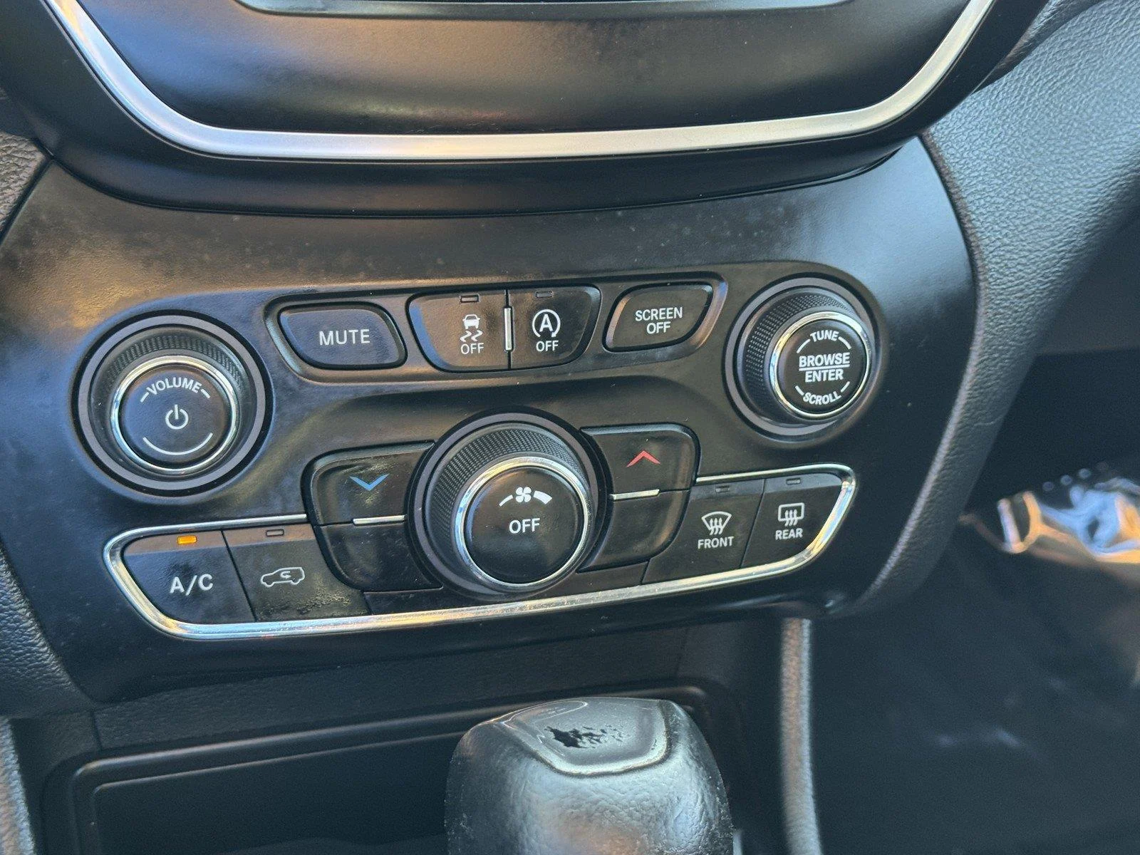 Used 2019 Diamond Black Crystal Pearlcoat Jeep Latitude image 18