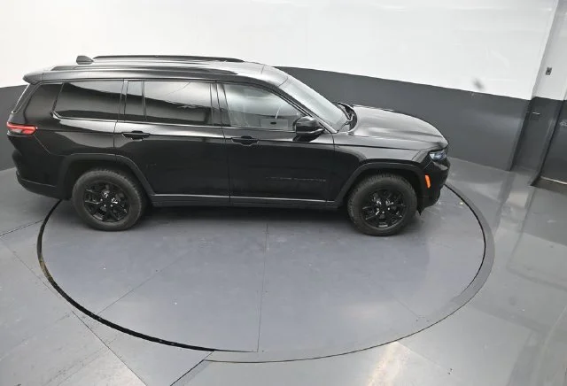 Used 2024 Black Jeep Altitude X image 18