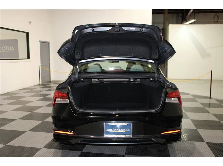 2023 Hyundai Elantra Limited - Photo 20