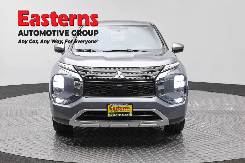 Used 2024 Gray Mitsubishi SE image 2
