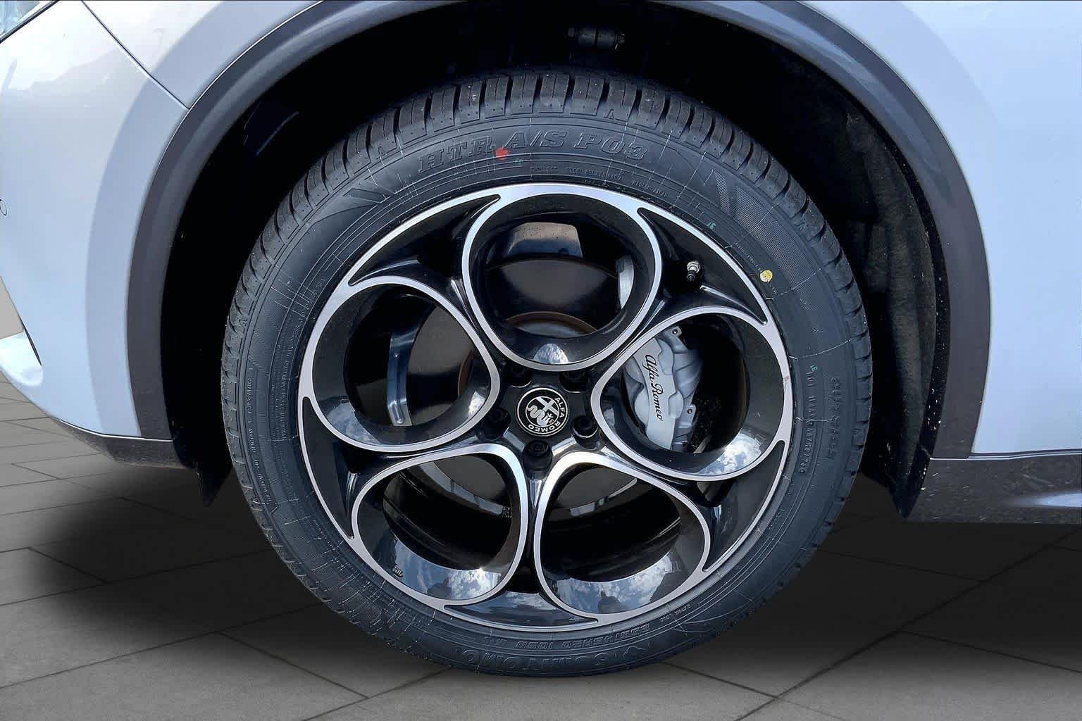 Used 2023 Moonlight Gray Metallic Alfa Romeo Ti image 11