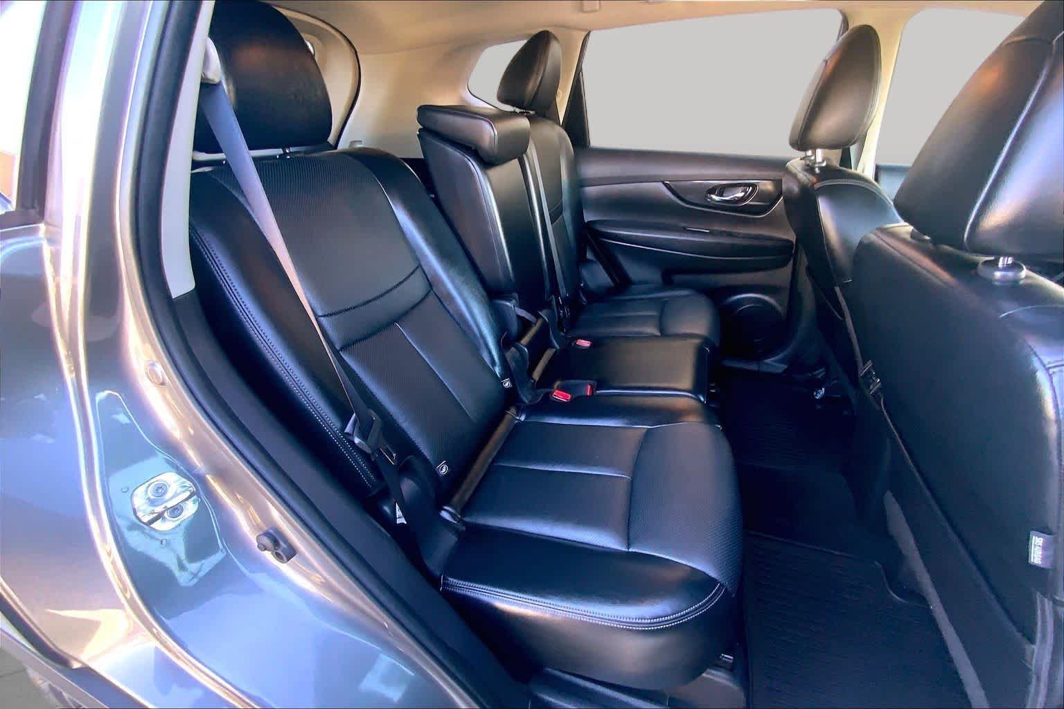 Used 2018 Gun Metallic Nissan SL image 20