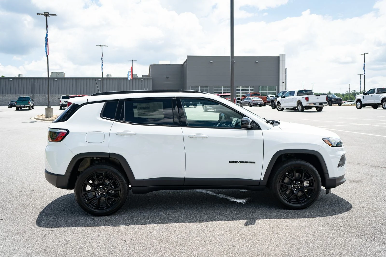 New 2026 Bright White Clearcoat Jeep Latitude image 11