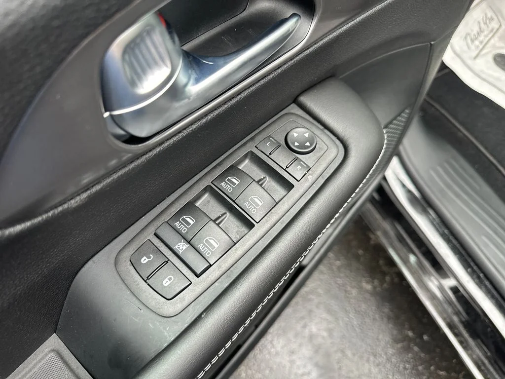 New 2026 Diamond Black Crystal Pearl-Coat Exterior Paint Chrysler Select image 14