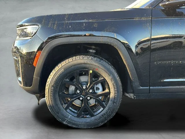 New 2026 Diamond Black Crystal Pearl-Coat Exterior Paint Jeep Laredo image 24
