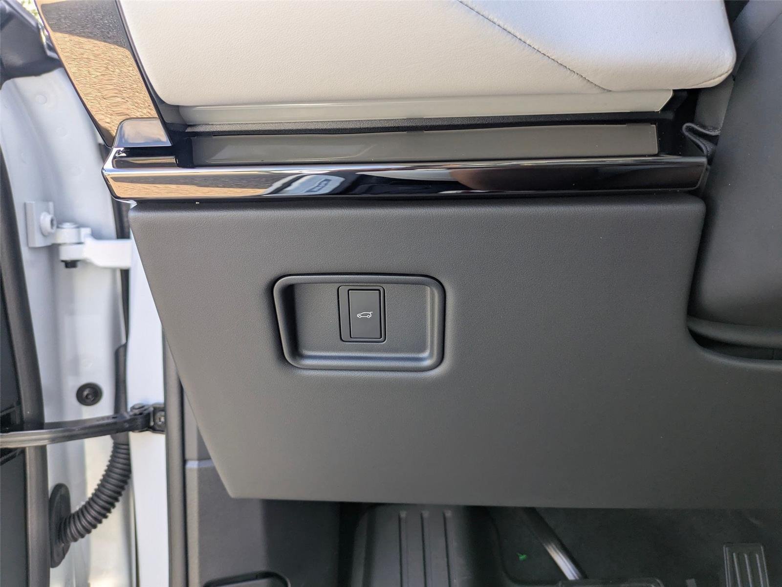 New 2026 Fuji White Land Rover SE image 16
