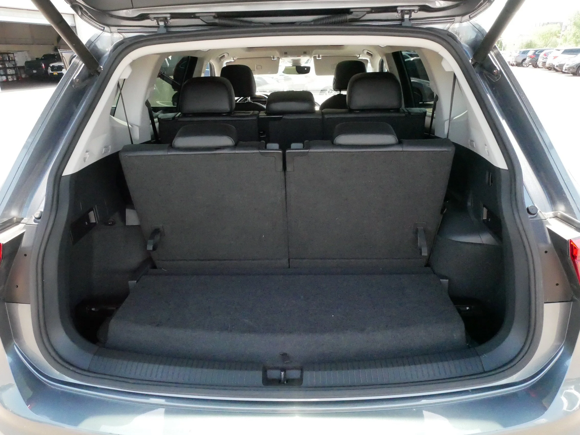 Used 2019 Platinum Gray Metallic Volkswagen SEL Premium image 18