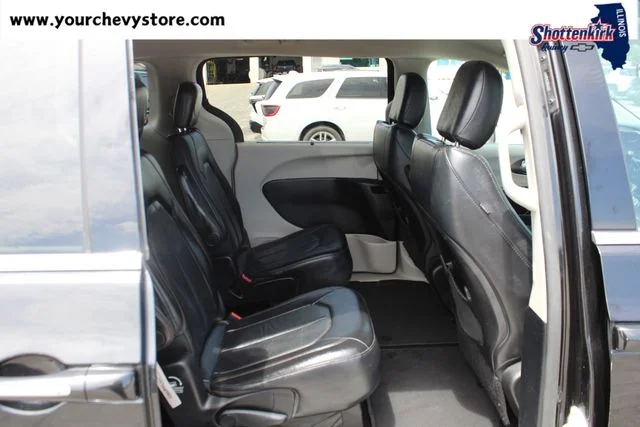 Used 2019 Black Chrysler Touring L image 14