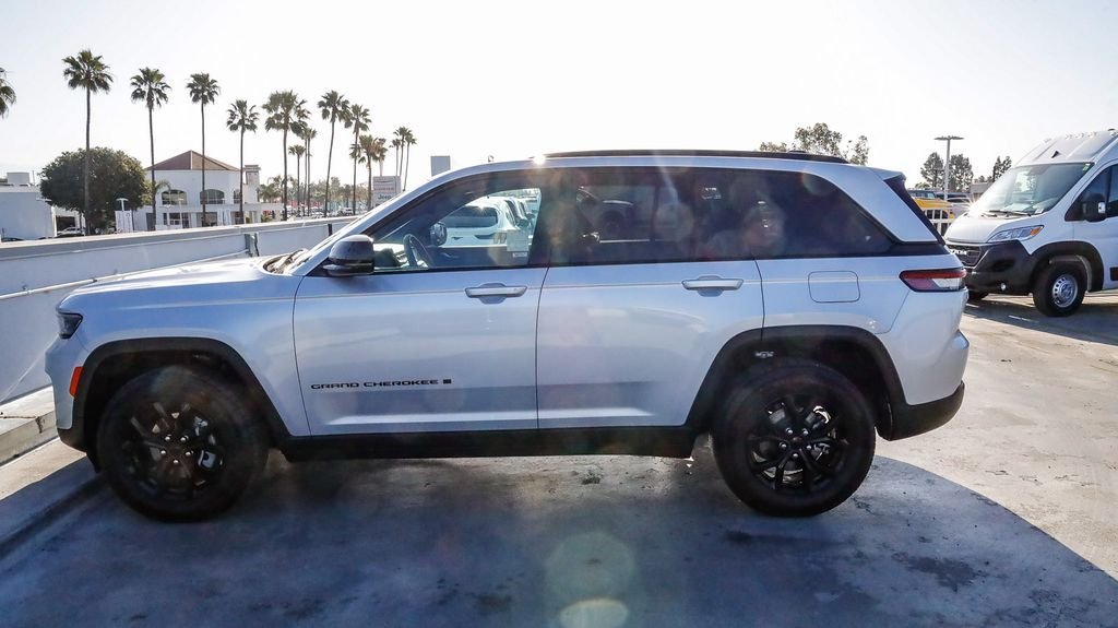 Used 2025 Silver Jeep Altitude image 14