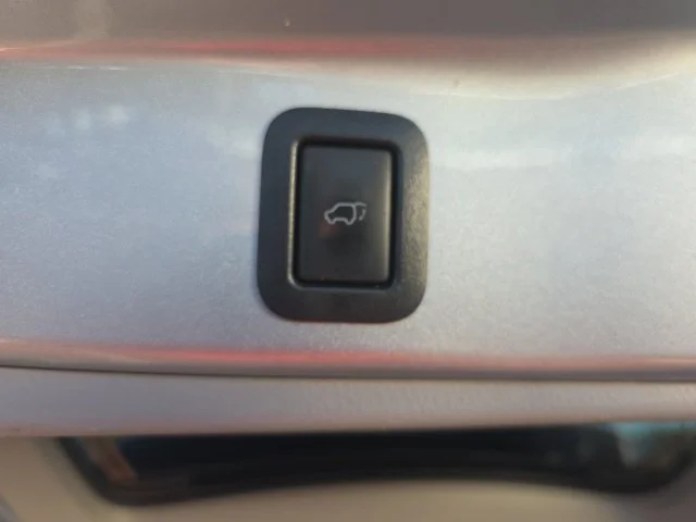 Used 2018 Silver Toyota XLE image 12