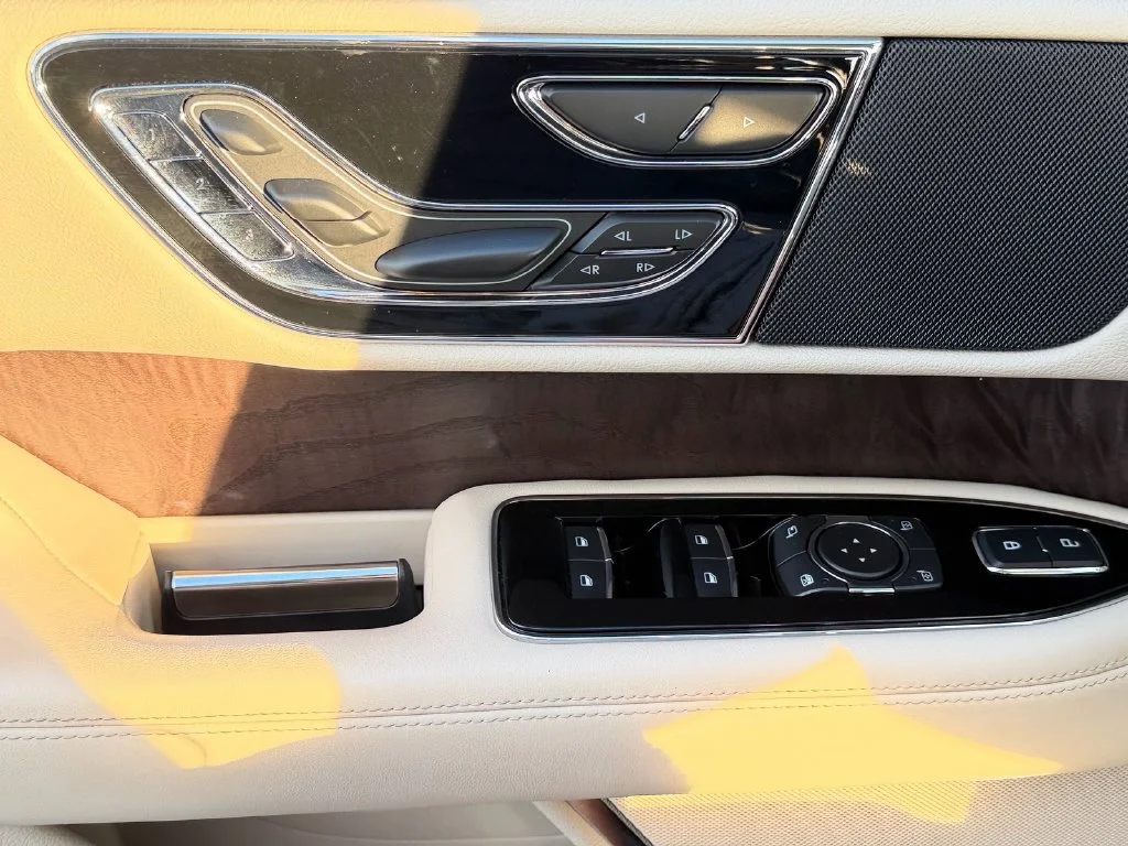 Used 2019 Ceramic Pearl Metallic Lincoln Reserve image 27