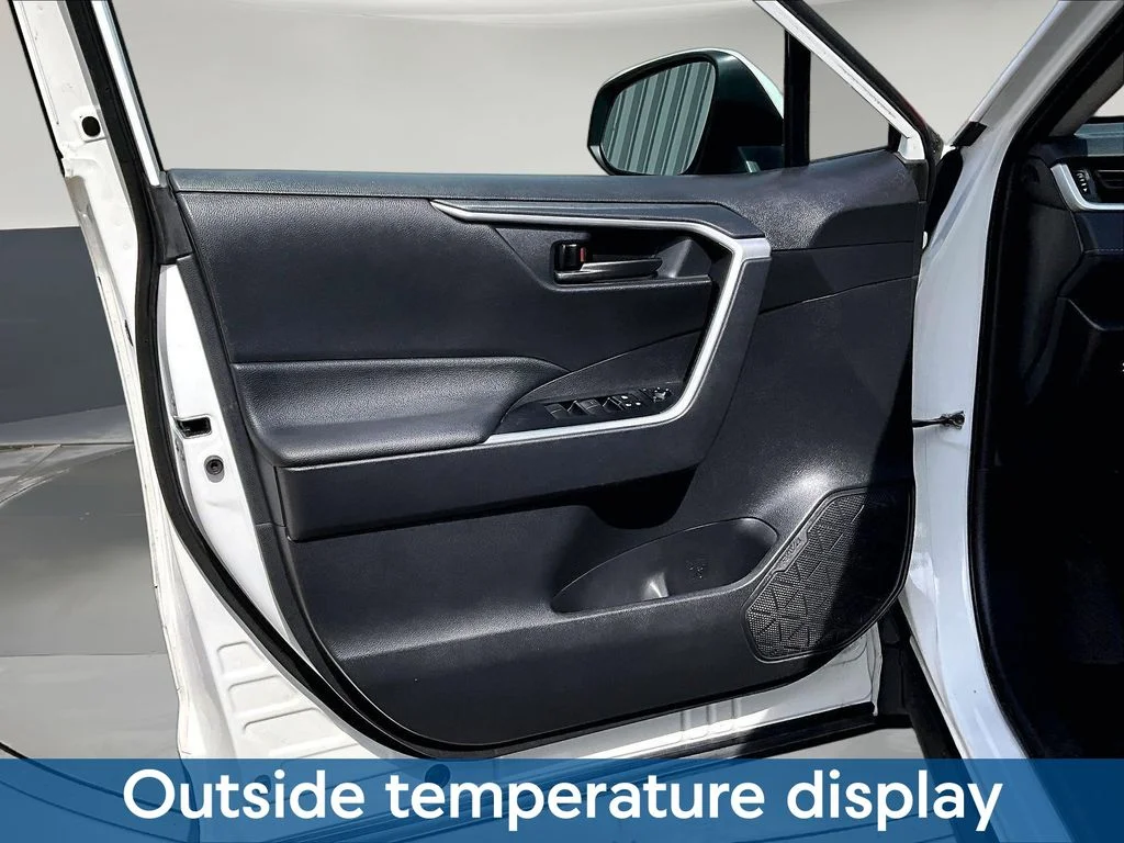 2021 Toyota RAV4 LE - Photo 24