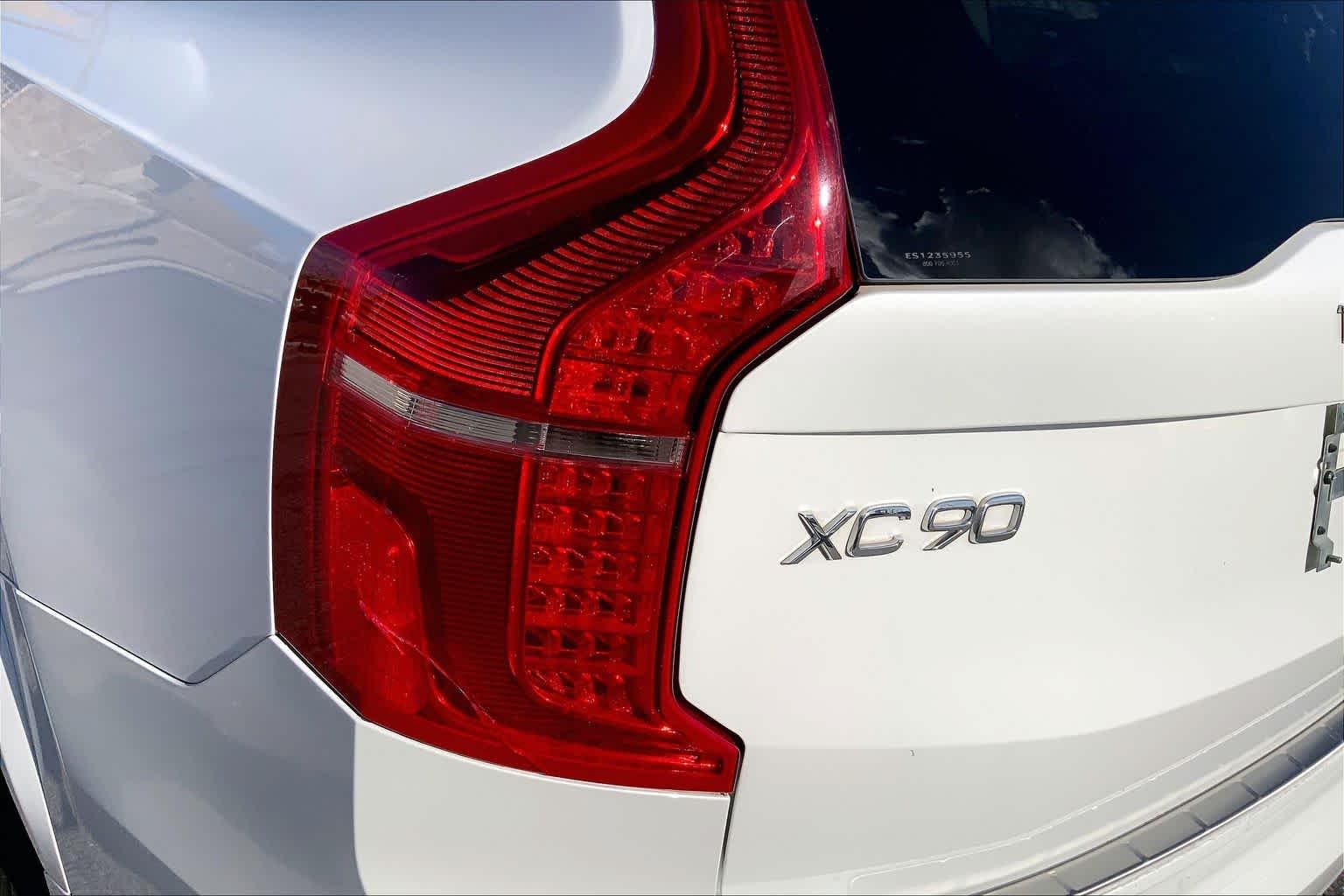 Used 2022 Crystal White Metallic Volvo Momentum image 26
