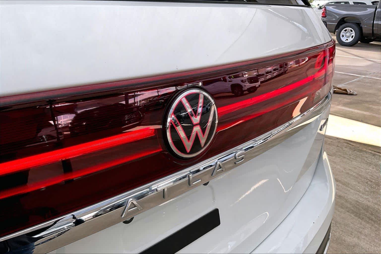 Used 2024 Pure White Volkswagen 2.0T SE w/Technology image 28