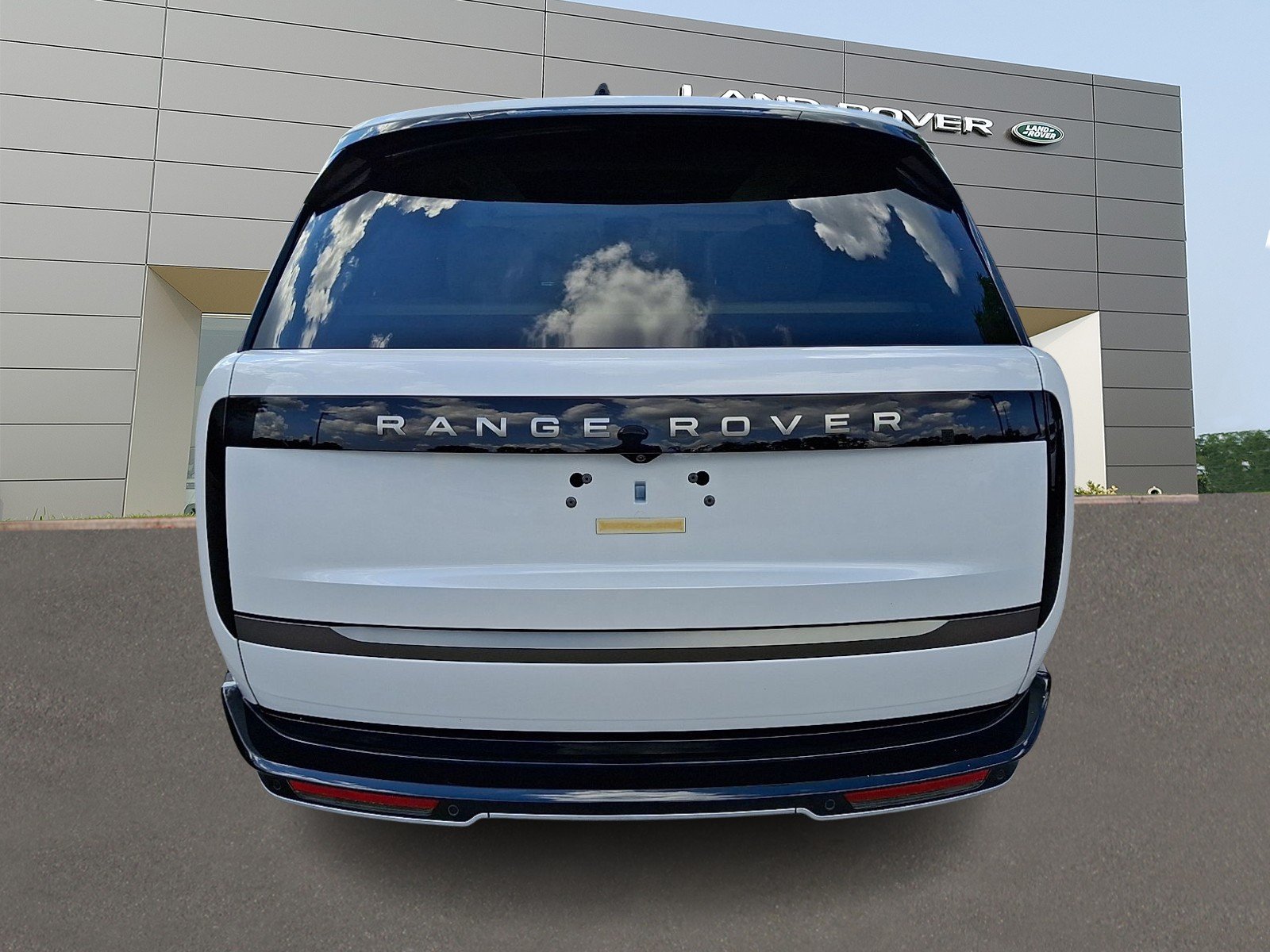 New 2026 Ostuni Pearl White Land Rover P400 SE image 7