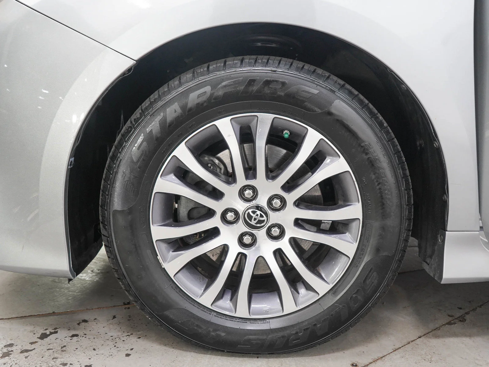 Used 2018 Silver Sky Metallic Toyota XLE Premium FWD 8-Passenger image 30