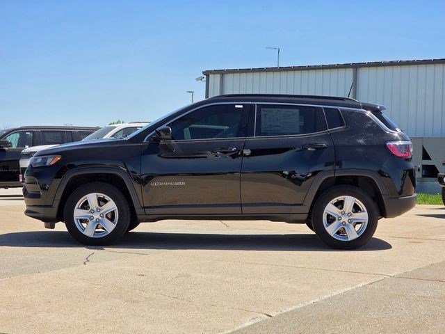 Certified Used 2022 Diamond Black Crystal Pearlcoat Jeep Latitude image 4