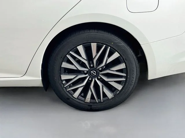 Used 2025 White Nissan 2.5 SV image 33