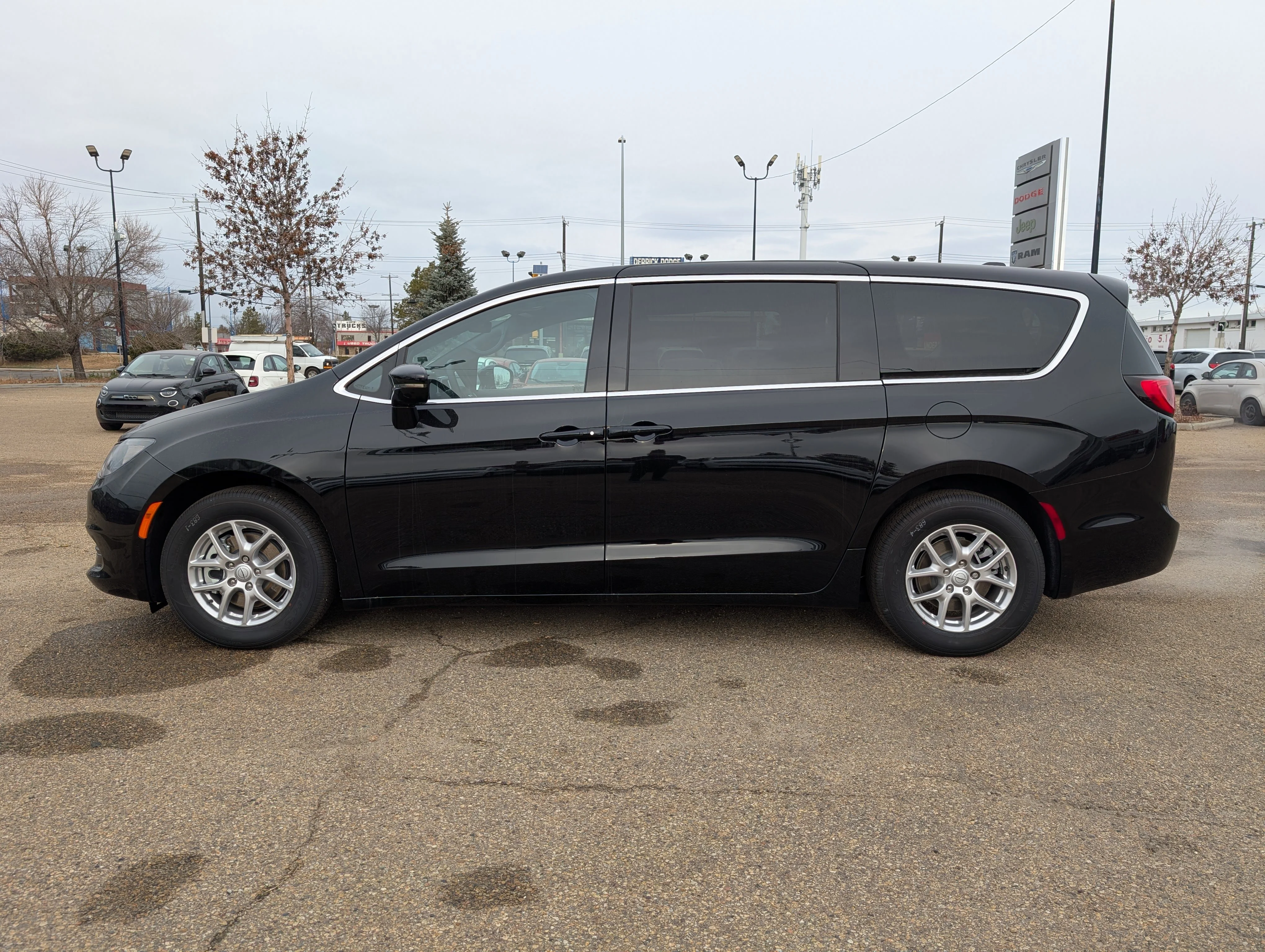 New 2026 Diamond Black Crystal Pearl Chrysler SXT image 3