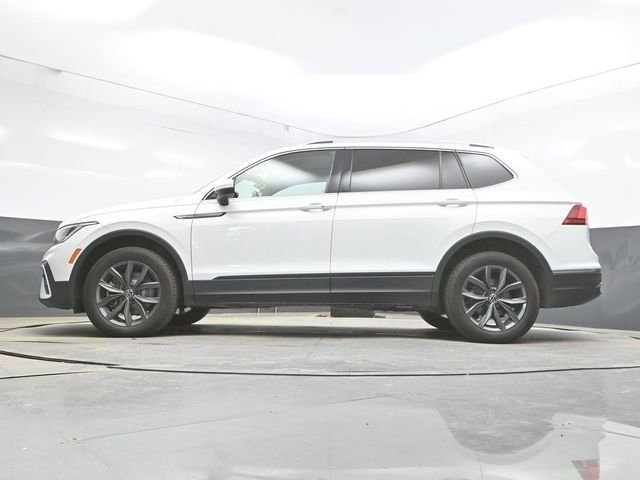 Used 2022 White Volkswagen 2.0T SE image 30