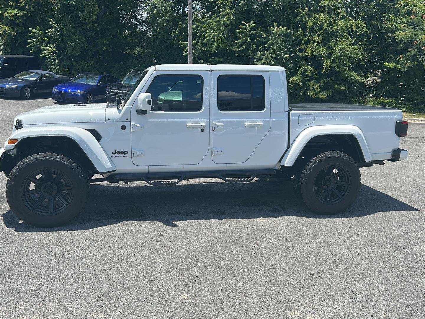 Used 2021 BRIGHT WHITE CLEARCOAT JEEP OVRLND image 2
