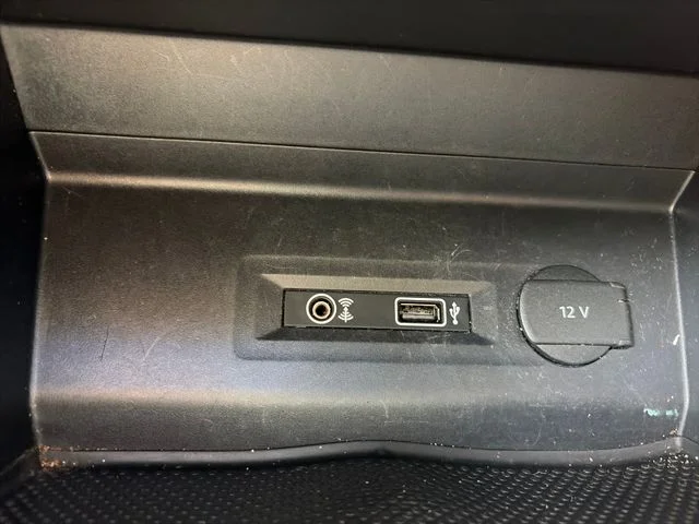 Used 2018  Volkswagen SEL image 19