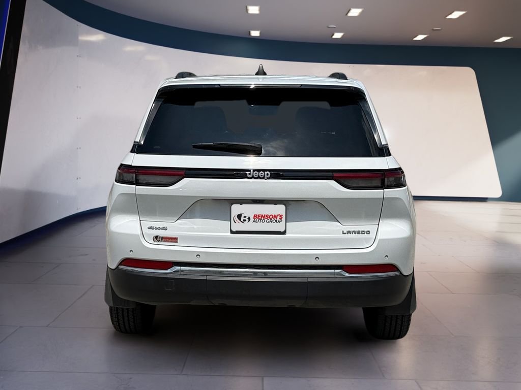 Used 2024 White Jeep Laredo image 4