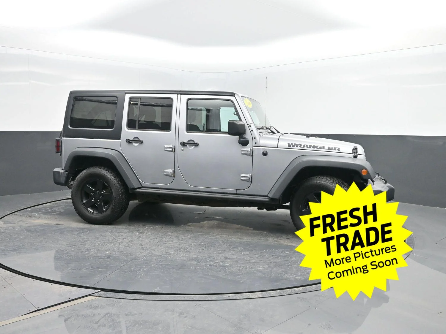 Used 2016 Billet Silver Metallic Clearcoat Jeep Black Bear image 3