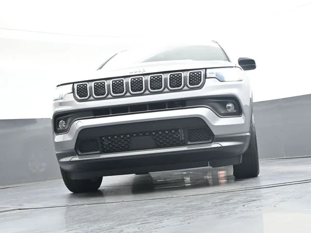 Used 2023 Silver Jeep Latitude image 38