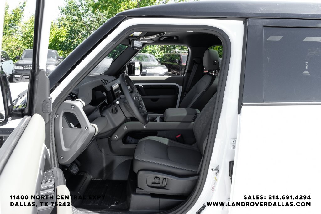 Used 2025 White Land Rover X-Dynamic SE image 39