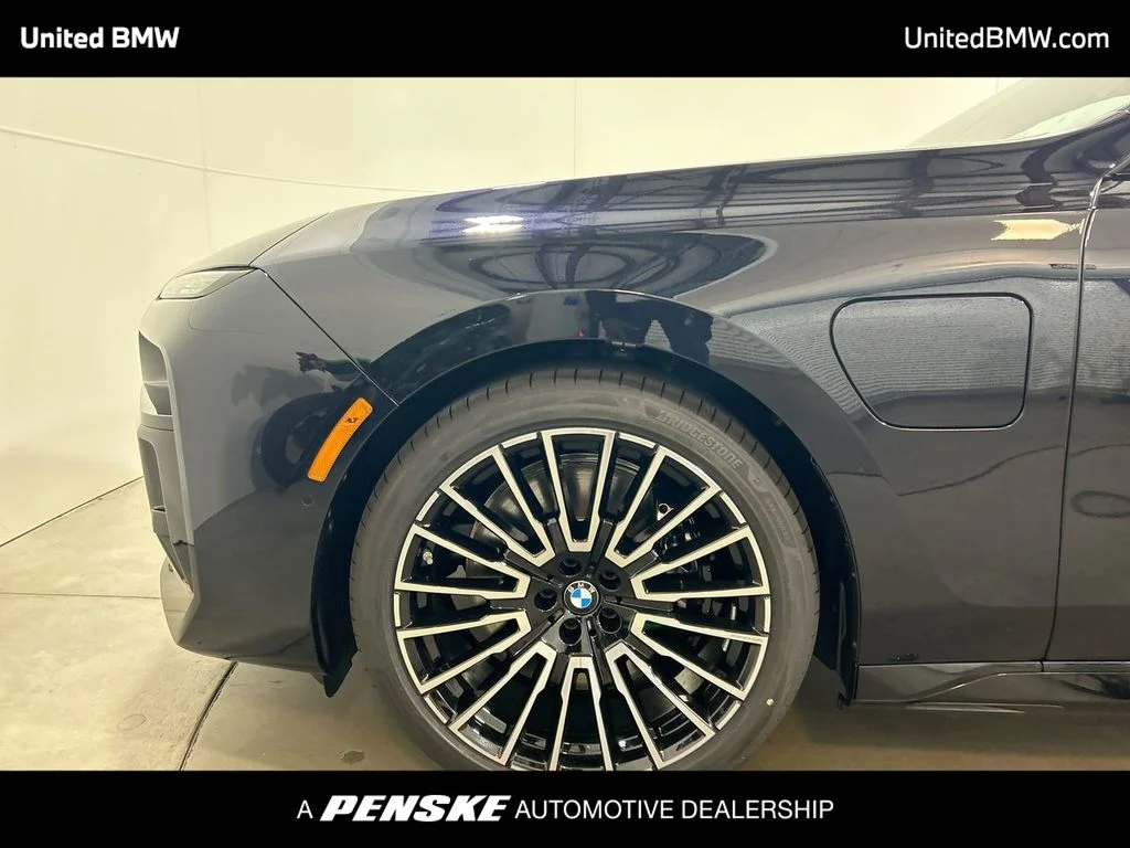 2025 BMW 7 Series 750e - Photo 10