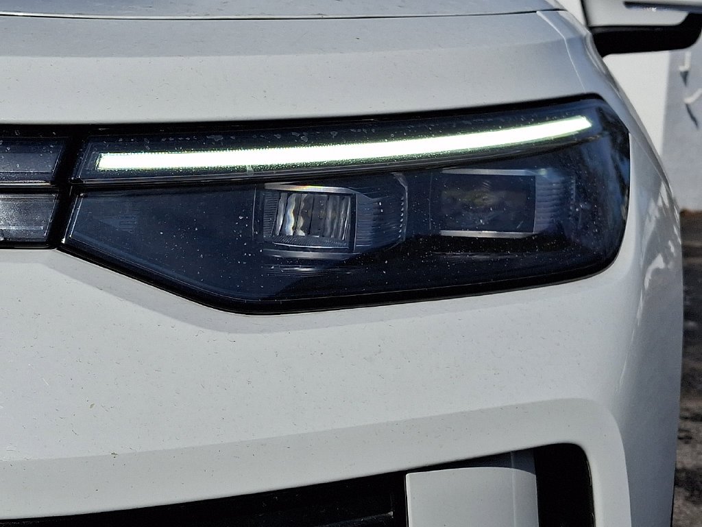 Used 2025 White Volkswagen 2.0T SE image 9